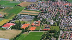 Das Gelände der Tennis-Akademie (links) gehört jetzt der Gemeinde. Foto: Archiv (Werner Kuhnle)
