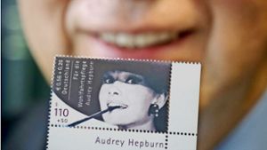 Christoph Gärtner zeigt die wertvolle Briefmarke mit der unerwünschten Aufnahme der amerikanischen Schauspielerin Audrey Hepburn. Foto: factum/Granville