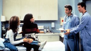 Als „Friends“ auf „Emergency Room“ traf: Rachel und Monica in der Notaufnahme von Dr. Ross und Dr. Carter. Foto: imago images/Everett Collection/NBC