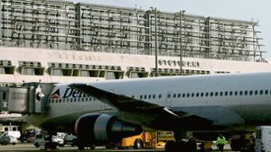 Sehr lange Zeit ein vertrautes und geschätztes Bild:   Delta-Maschine  auf dem Stuttgarter Flughafenvorfeld. Foto: dpa/A2411 Norbert Försterling