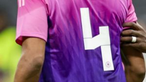 Deutschlands Nationalspieler Jonathan Tah trägt beim Fußball-Länderspiel  Deutschland gegen Niederlande am 26. März 2024 in Frankfurt am Main das Adidas-Trikot mit der Rückennummer 4. Foto: dpa/Christian Charisius