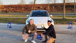 Die jungen Gründer Tim Hummel (li.) und Bruce Sharma vor einigen mit Parkbügeln  verschließbaren Parkplätzen Foto: Parkplatzfrei
