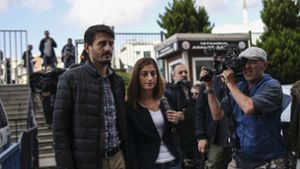 Die deutsche Journalistin und Übersetzerin Mesale Tolu kommt in Begleitung ihres Ehemannes Suat Corlu zu ihrer Gerichtsverhandlung in Istanbul im Oktober 2018. Am Montag wurde sie nun freigesprochen. Foto: dpa/Emrah Gurel