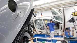 Die Heckansicht des neuen Volkswagen Golf 8 ist an einer Produktionslinie im VW Werk zu sehen. Die weiter andauernden Produktionsprobleme beim neuen Golf 8 führen zu heftigem Unmut. Foto: dpa/Julian Stratenschulte