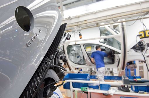 Die Heckansicht des neuen Volkswagen Golf 8 ist an einer Produktionslinie im VW Werk zu sehen. Die weiter andauernden Produktionsprobleme beim neuen Golf 8 führen zu heftigem Unmut. Foto: dpa/Julian Stratenschulte