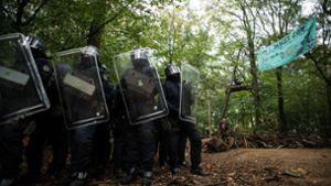 Polizisten stehen vor einem dreibeinigem Hochsitz im Hambacher Forst. Foto: dpa