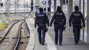 Drei Polizisten wurden bei dem Einsatz im Hauptbahnhof verletzt, zwei davon waren zeitweise dienstunfähig. Foto: IMAGO/Arnulf Hettrich