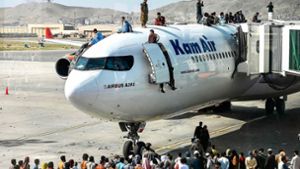 Nicht jeder konnte gerettet werden: Am Flughafen von Kabul spielten sich im August 2021 verzweifelte Szenen ab. Foto: AFP/Wakil Kohs/ARD Das Erste