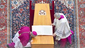 Der Sarg enthält den Leichnam von Benedikt XVI. Foto: dpa/Vatican Media