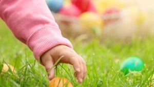Einer der beliebtesten Osterbräuche: das Eiersuchen. Foto: Africa Studio/Shutterstock.com