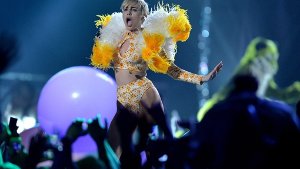 Ziemlich nackt und rotzig frech: Miley Cyrus provoziert. Foto: dpa