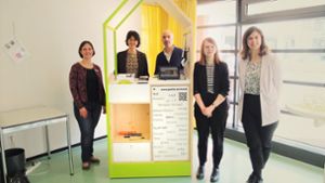 Goethe-Mitarbeiter zeigen OB Zull  und Solveig Schneider   das Infohaus. Foto: Stadt Fellbach