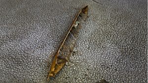 Ein altes Boot liegt im größtenteils ausgetrockneten Sau-Stausee, etwa 100 Kilometer nördlich der spanischen Metropole Barcelona. Foto: dpa/AP/Emilio Morenatti