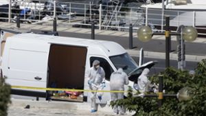 Ein offenbar psychisch kranker Autofahrer ist in der französischen Hafenstadt Marseille in zwei Bushaltestellen gerast und hat eine Frau getötet. Foto: AP