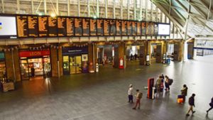 Nichts geht mehr: Reisende suchen während des jüngsten Bahnstreiks in England an der Londoner Bahnstation Kings Cross nach Verbindungen. Foto: imago//Vuk Valcic