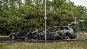 Völlig ausgebrannt sind zwei hochwertige Autos auf dem Leonberger Engelberg. Foto: sdmg/Dettenmeyer