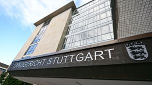 Ein 26-Jähriger muss sich vor dem Landgericht Stuttgart unter anderem wegen gefährlicher Körperverletzung und versuchter schwerer Brandstiftung verantworten. Foto: dpa/Bernd Weißbrod