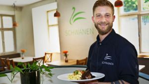 Serviert Wirtshausklassiker: der Koch  Fintan Hummel im Schwanen. Foto: Ines Rudel