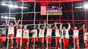 Die Spieler des FC Bayern München feiern den Einzug in Halbfinale der Champions League. Foto: Tom Weller/dpa