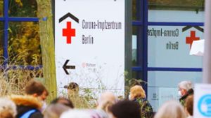 Wartende Menschen vor einem Berliner Impfzentrum. Foto: dpa/Jörg Carstensen