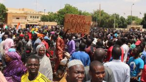 Demonstrierende nehmen an einem Marsch zur Unterstützung der Putschisten in der Hauptstadt Niamey teil. Foto: dpa/Djibo Issifou