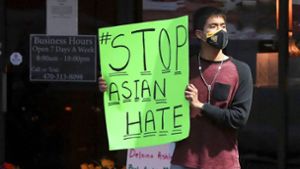 Ein Mann demonstriert gegen den Hass gegen Asiaten in den USA. Foto: dpa/Compton