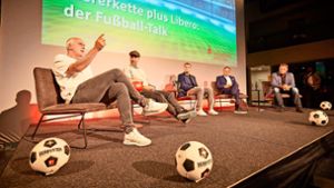 Machen Sie eine typische Handbewegung: Ex-Profi Mario Basler (links), daneben Markus Babbel, Thomas Helmer, Horst Heldt und Thomas Strunz beim Fußball-Talk. Foto: Gottfried Stoppel