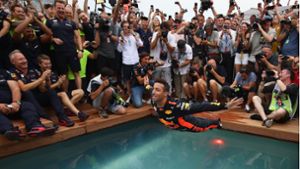 Völlig losgelöst: Daniel Ricciardo springt vor Freude in den Pool. Foto: Getty