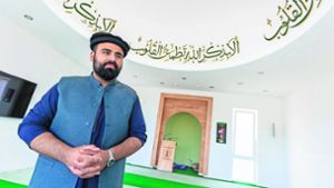 Der Imam Shariq Iftikhar im Gebetssaal der Nasir Moschee in Waiblingen Foto: Frank Eppler