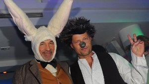 Heiner Lauterbach (l.) und Til Schweiger posieren als Hase und Igel auf der Gold-Kostümparty des Films Zweiohrküken in Berlin. Foto: dpa