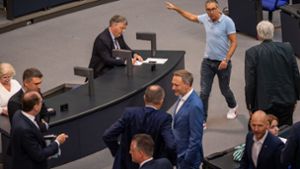Der SPD-Abgeordnete Michael Schrodi (blaues Polohemd) im Bundestag in der letzten Sitzung vor der Sommerpause. Foto: dpa/Michael Kappeler