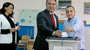 Der mazedonische Regierungschef Zoran Zaev  bei der Abstimmung. Foto: AP