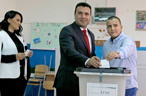 Der mazedonische Regierungschef Zoran Zaev  bei der Abstimmung. Foto: AP