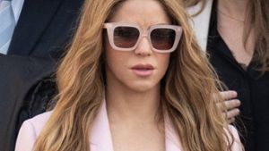 Shakira am 20. November 2023 mit Anwälten vor dem Gericht in Barcelona. Foto: imago images/ABACAPRESS/Europa Press