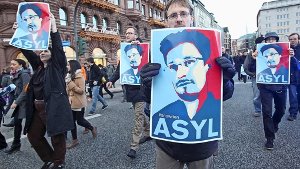 Anhänger des Whistleblowers fordern Asyl für Edward Snowden. Foto: dpa