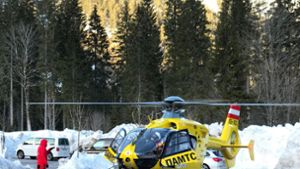 Auch ein Hubschrauber ist bei der Suche nach den Verschütteten im Einsatz. Foto: APA