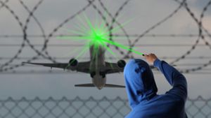 Zwei Piloten der Bundeswehr wurden während eines Fluges von einem Laser geblendet (Symbolbild). Foto: imago images/RioPatuca/RioPatuca via www.imago-images.d