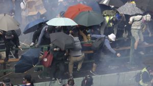 Bei den Protesten in Hongkong kam es wiederholt zu chaotischen Szenen, wie hier auf dem Gelände einer Universität im November 2019. (Archivbild) Foto: dpa/Ng Han Guan