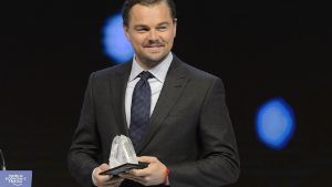 Schauspieler Leonardo DiCaprio ist beim Weltwirtschaftsforum in Davos mit dem Crystal Award ausgezeichnet worden. Foto: DPA