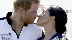 Der britische Prinz Harry und seine Frau Herzogin Meghan zeigen sich in der Öffentlichkeit einander sehr zugewandt und auf Nähe bedacht – ganz im Babyglück eben. Foto: AP