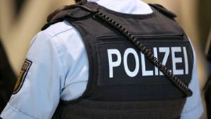 Ein Polizeibeamter im Einsatz. In Kirchheim bitten die Ermittler nun um Zeugenhinweise. (Symbolfoto) Foto: IMAGO/Maximilian Koch