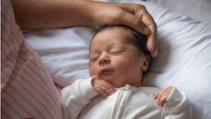 Kinder die per Kaiserschnitt auf die Welt kommen brauchen besonders viel Nähe, sagen Experten. Foto: Addictive Stock
