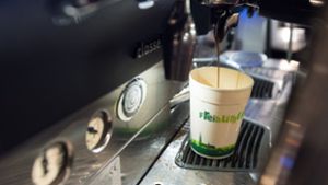 Seit vergangenen Montag sind die wiederverwendbaren Kaffeebecher in Freiburg im Einsatz. Foto: dpa