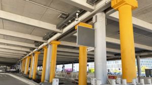 Vorsorglich ist am Zentralen Busbahnhof am Flughafen auf den Fildern eine Stützkonstruktion eingezogen worden. Foto: red