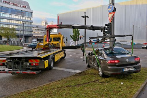 Ein Abschleppunternehmen musste den Wagen nach dem Unfall bergen. Foto: KS-Images.de / Andreas Rometsch/Andreas Rometsch
