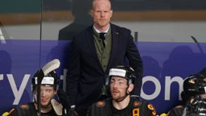 Bundestrainer Toni Söderholm und seine deutschen Eishockey-Cracks  wollen beim Deutschland Cup Selbstvertrauen tanken. Foto: dpa/Roman Koksarov