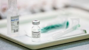 Noch ein drittes Impfstofffläschchen vom Biontech-Impfstoff Comirnaty? Foto: dpa/Fabian Sommer
