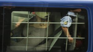 Die Angeklagte sitzt in einem Gefängnistransport vor dem Freiburger Landgericht. Foto: dpa