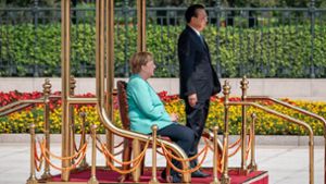 Vor zwei Jahren kamen sich Angela Merkel und Li Keqiang noch näher. Foto: dpa/Michael Kappeler