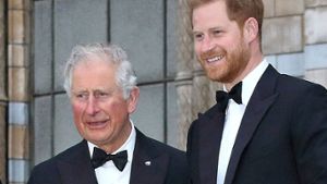 Wird König Charles III. (l.) einen Anruf von seinem Sohn Prinz Harry erhalten? Foto: imago/APress